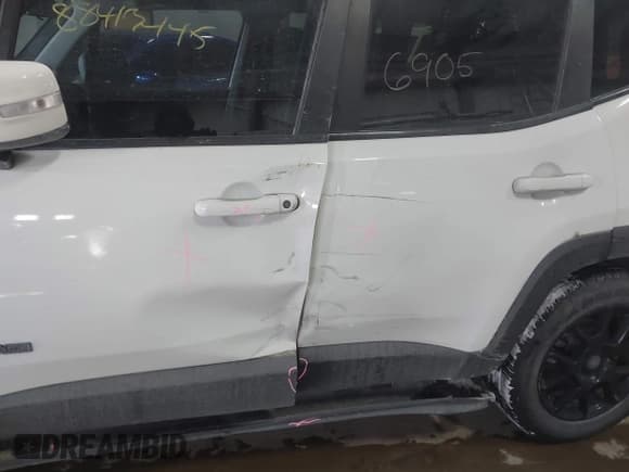 ✅ 2020 Jeep Renegade Altitude • VIN: ZACNJABBXLPL10367 • Lot: 41599445. Wystawiony na IAAI z przebiegiem 136 965 mil. Bezpłatny archiwum sprzedaży aukcyjnych z USA i szczegółowy raport historii pojazdu na DreamBid. Zdjęcie 6.