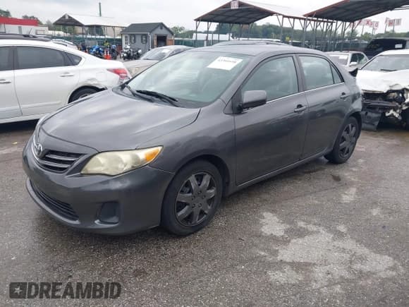 ✅ 2013 Toyota Corolla LE • VIN: 2T1BU4EE6DC029569 • Lot: 43301698. Wystawiony na IAAI z przebiegiem 129 878 mil. Bezpłatny archiwum sprzedaży aukcyjnych z USA i szczegółowy raport historii pojazdu na DreamBid. Zdjęcie 2.