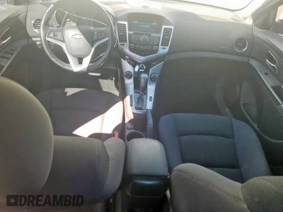 2014 Chevrolet Cruze 1LT z VIN 1G1PC5SB5E7435668, wystawiony jako Copart lot #86121945 z przebiegiem 82 481 mil mil oraz Szkoda całkowita • Salvage title. Historia ofert i sprzedaży dostępna na DreamBid. Obrazek 8.