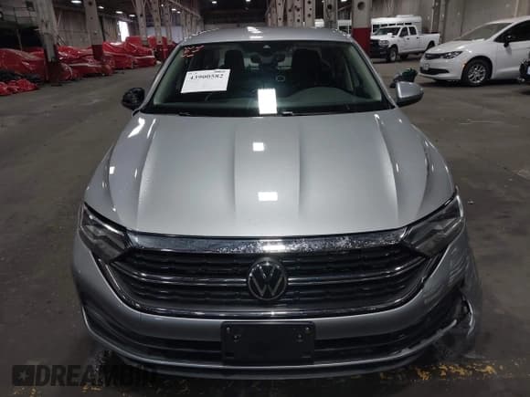 ✅ 2024 Volkswagen Jetta SE • VIN: 3VWEM7BU8RM049764 • Lot: 43900582. Wystawiony na IAAI z przebiegiem 27 524 mil. Bezpłatny archiwum sprzedaży aukcyjnych z USA i szczegółowy raport historii pojazdu na DreamBid. Zdjęcie 6.