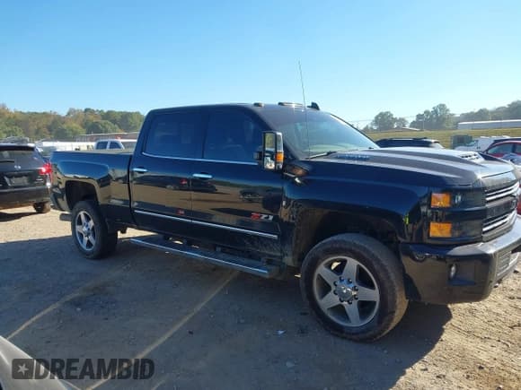 ✅ 2018 Chevrolet Silverado 2500HD LTZ • VIN: 1GC1KWEY5JF242796 • Lot: 43434125. Wystawiony na IAAI z przebiegiem 142 736 mil. Bezpłatny archiwum sprzedaży aukcyjnych z USA i szczegółowy raport historii pojazdu na DreamBid. Zdjęcie 13.