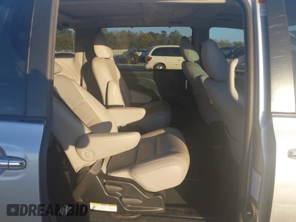 ✅ 2019 Toyota Sienna XLE • VIN: 5TDDZ3DC9KS225398 • Lot: 43705802. Listed on IAAI with 81,585 mi. Free auction sales archive from the USA and detailed vehicle history report at DreamBid. Image 8.