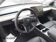 ✅ 2022 Tesla Model Y Long Range • VIN: 7SAYGDEE9NA022842 • Lot: 42003782. Wystawiony na IAAI z przebiegiem 36 010 mil. Bezpłatny archiwum sprzedaży aukcyjnych z USA i szczegółowy raport historii pojazdu na DreamBid. Zdjęcie 22.