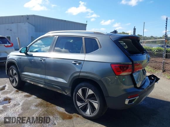 ✅ 2024 Volkswagen Taos SE • VIN: 3VVUX7B23RM114056 • Lot: 43376781. Wystawiony na IAAI z przebiegiem 5 261 mil. Bezpłatny archiwum sprzedaży aukcyjnych z USA i szczegółowy raport historii pojazdu na DreamBid. Zdjęcie 3.