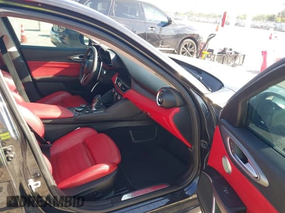 ✅ 2018 Alfa Romeo Giulia Ti Sport • VIN: ZARFAEEN4J7574429 • Лот: 43158939. Опубликован ранее на IAAI с пробегом 73 350 миль. Бесплатный доступ к архиву аукционных продаж из США и подробный отчёт об истории автомобиля на DreamBid. Изображение 5.