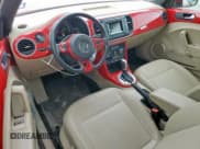 ✅ 2019 Volkswagen Beetle S • VIN: 3VW5DAAT3KM509845 • Lot: 70008025. Wystawiony na Copart z przebiegiem 98 161 mil. Bezpłatny archiwum sprzedaży aukcyjnych z USA i szczegółowy raport historii pojazdu na DreamBid. Zdjęcie 8.