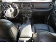 ✅ 2023 Jeep Wrangler Sahara • VIN: 1C4JJXP69PW514683 • Lot: 84743775. Wystawiony na Copart z przebiegiem 72 487 mil. Bezpłatny archiwum sprzedaży aukcyjnych z USA i szczegółowy raport historii pojazdu na DreamBid. Zdjęcie 8.