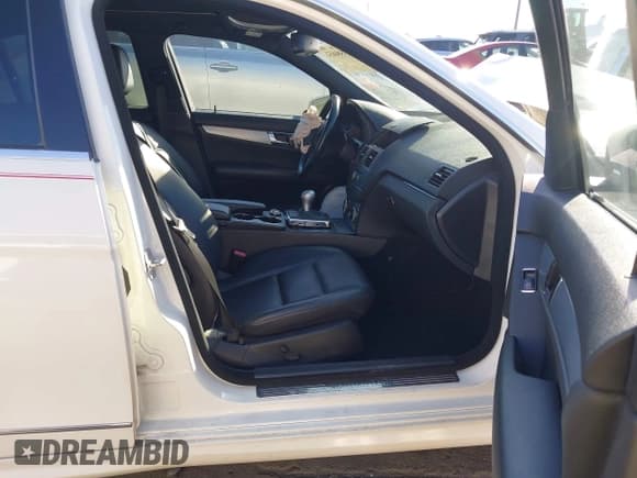 ✅ 2011 Mercedes-Benz C 300 Sport • VIN: WDDGF8BBXBA496308 • Lot: 43584651. Wystawiony na IAAI z przebiegiem Nie podano. Bezpłatny archiwum sprzedaży aukcyjnych z USA i szczegółowy raport historii pojazdu na DreamBid. Zdjęcie 5.