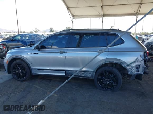 ✅ 2022 Volkswagen Tiguan SE R-Line Black • VIN: 3VVCB7AX7NM099224 • Lot: 43333379. Wystawiony na IAAI z przebiegiem 75 933 mil. Bezpłatny archiwum sprzedaży aukcyjnych z USA i szczegółowy raport historii pojazdu na DreamBid. Zdjęcie 15.