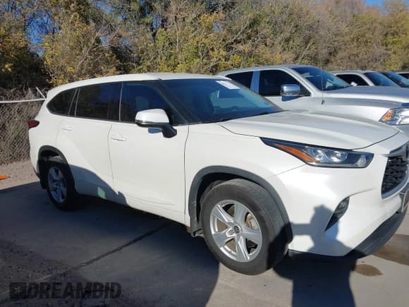✅ 2020 Toyota Highlander LE • VIN: 5TDBZRBH5LS519715 • Lot: 43927543. Listed on IAAI with 127,915 mi. Free auction sales archive from the USA and detailed vehicle history report at DreamBid. Image 13.