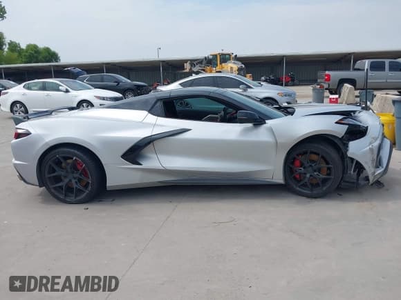 ✅ 2020 Chevrolet Corvette 3LT • VIN: 1G1Y83D43L5109711 • Lot: 43085749. Wystawiony na IAAI z przebiegiem 27 395 mil. Bezpłatny archiwum sprzedaży aukcyjnych z USA i szczegółowy raport historii pojazdu na DreamBid. Zdjęcie 13.