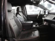 ✅ 2023 Chevrolet Suburban Premier • VIN: 1GNSCFKD6PR452020 • Lot: 90104625. Wystawiony na Copart z przebiegiem 39 600 mil. Bezpłatny archiwum sprzedaży aukcyjnych z USA i szczegółowy raport historii pojazdu na DreamBid. Zdjęcie 6.