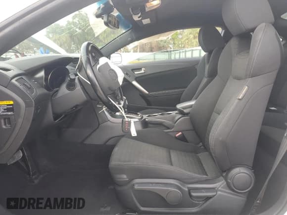 ✅ 2016 Hyundai Genesis Coupe 3.8L Base • VIN: KMHHT6KJXGU132796 • Lot: 45790205. Wystawiony na Copart z przebiegiem 93 110 mil. Bezpłatny archiwum sprzedaży aukcyjnych z USA i szczegółowy raport historii pojazdu na DreamBid. Zdjęcie 7.