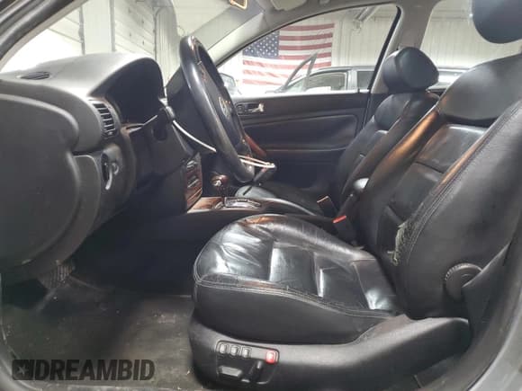 ✅ 2003 Volkswagen Passat GLX • VIN: WVWYH63B13E151741 • Lot: 46726265. Wystawiony na Copart z przebiegiem 156 923 mil. Bezpłatny archiwum sprzedaży aukcyjnych z USA i szczegółowy raport historii pojazdu na DreamBid. Zdjęcie 7.