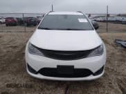 ✅ 2018 Chrysler Pacifica Touring L Plus • VIN: 2C4RC1EG8JR338070 • Lot: 43731413. Wystawiony na IAAI z przebiegiem 169 772 mil. Bezpłatny archiwum sprzedaży aukcyjnych z USA i szczegółowy raport historii pojazdu na DreamBid. Zdjęcie 13.