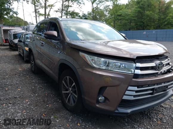 ✅ 2019 Toyota Highlander XLE • VIN: 5TDJZRFHXKS715332 • Лот: 43150114. Опубликован ранее на IAAI с пробегом 52 569 миль. Бесплатный доступ к архиву аукционных продаж из США и подробный отчёт об истории автомобиля на DreamBid. Изображение 1.