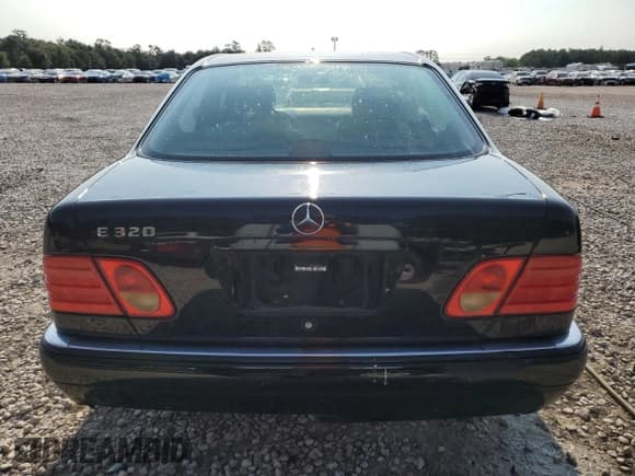 ✅ 1998 Mercedes-Benz E 320 • VIN: WDBJF65FXWA677383 • Лот: 65655114. Опубликован ранее на Copart с пробегом 110 333 миль. Бесплатный доступ к архиву аукционных продаж из США и подробный отчёт об истории автомобиля на DreamBid. Изображение 6.