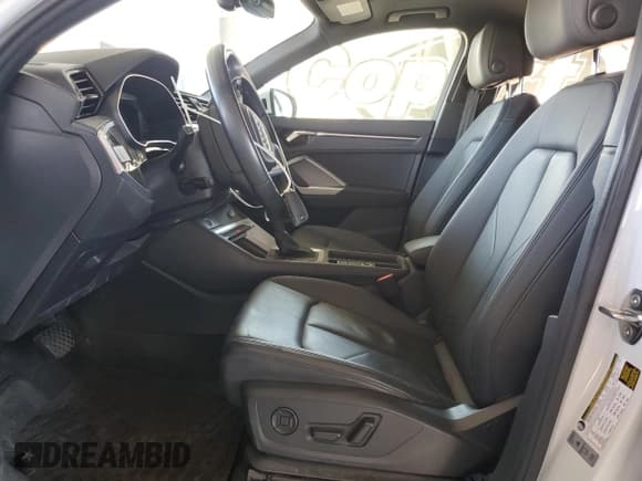 ✅ 2022 Audi Q3 Premium • VIN: WA1AUCF3XN1031523 • Lot: 81161575. Wystawiony na Copart z przebiegiem 75 944 mil. Bezpłatny archiwum sprzedaży aukcyjnych z USA i szczegółowy raport historii pojazdu na DreamBid. Zdjęcie 7.