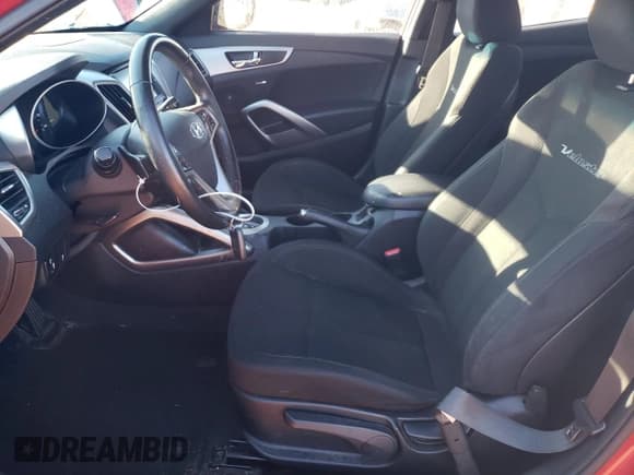 ✅ 2017 Hyundai Veloster Value Edition • VIN: KMHTC6AD4HU324304 • Lot: 75918974. Wystawiony na Copart z przebiegiem 109 622 mil. Bezpłatny archiwum sprzedaży aukcyjnych z USA i szczegółowy raport historii pojazdu na DreamBid. Zdjęcie 7.