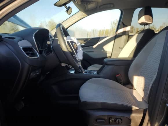 ✅ 2019 Chevrolet Equinox LS • VIN: 3GNAXHEV7KS636551 • Lot: 82374105. Wystawiony na Copart z przebiegiem 86 129 mil. Bezpłatny archiwum sprzedaży aukcyjnych z USA i szczegółowy raport historii pojazdu na DreamBid. Zdjęcie 7.