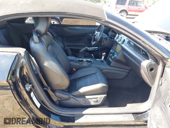 ✅ 2018 Ford Mustang EcoBoost Premium • VIN: 1FATP8UH6J5111444 • Lot: 42321788. Wystawiony na IAAI z przebiegiem 35 261 mil. Bezpłatny archiwum sprzedaży aukcyjnych z USA i szczegółowy raport historii pojazdu na DreamBid. Zdjęcie 5.