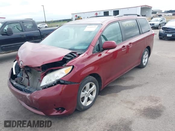 ✅ 2016 Toyota Sienna LE • VIN: 5TDKK3DC9GS728500 • Lot: 43289979. Wystawiony na IAAI z przebiegiem 228 076 mil. Bezpłatny archiwum sprzedaży aukcyjnych z USA i szczegółowy raport historii pojazdu na DreamBid. Zdjęcie 2.