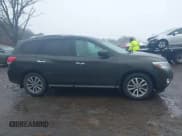 ✅ 2015 Nissan Pathfinder S • VIN: 5N1AR2MM7FC606319 • Lot: 41563854. Wystawiony na IAAI z przebiegiem 153 540 mil. Bezpłatny archiwum sprzedaży aukcyjnych z USA i szczegółowy raport historii pojazdu na DreamBid. Zdjęcie 13.