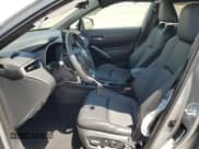 ✅ 2024 Toyota Corolla Cross Hybrid S • VIN: 7MUFBABG3RV060360 • Lot: 68565355. Wystawiony na Copart z przebiegiem 13 637 mil. Bezpłatny archiwum sprzedaży aukcyjnych z USA i szczegółowy raport historii pojazdu na DreamBid. Zdjęcie 7.