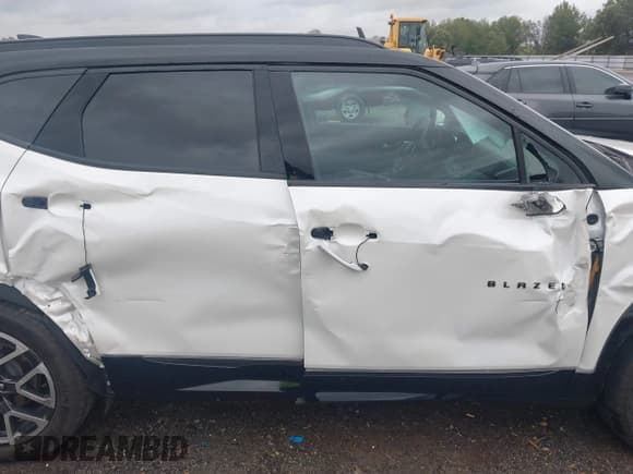 ✅ 2024 Chevrolet Blazer RS • VIN: 3GNKBERS8RS191104 • Lot: 43571142. Listed on IAAI with 20,899 mi. Free auction sales archive from the USA and detailed vehicle history report at DreamBid. Image 18.