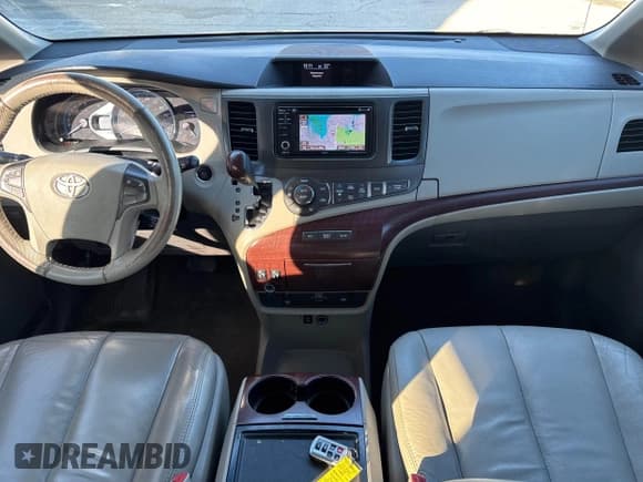 ✅ 2013 Toyota Sienna XLE • VIN: 5TDDK3DC3DS052713 • Lot: 41451844. Wystawiony na IAAI z przebiegiem 284 884 mil. Bezpłatny archiwum sprzedaży aukcyjnych z USA i szczegółowy raport historii pojazdu na DreamBid. Zdjęcie 6.