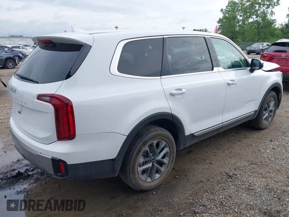 ✅ 2024 Kia Telluride LX • VIN: 5XYP24GC7RG560461 • Lot: 42694963. Listed on IAAI with 26,584 mi. Free auction sales archive from the USA and detailed vehicle history report at DreamBid. Image 4.