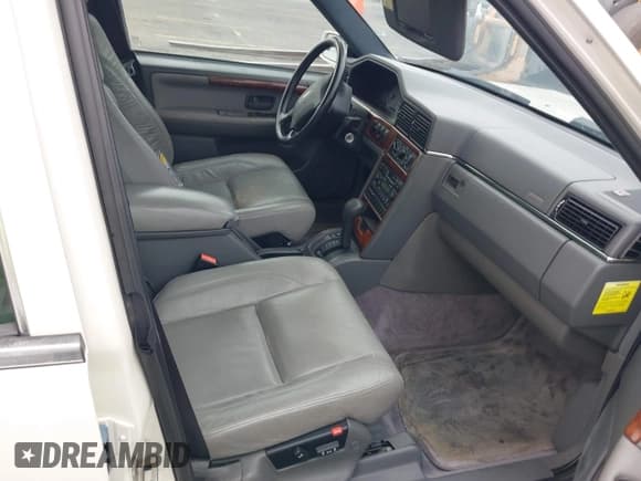 ✅ 1996 Volvo 960 • VIN: YV1KS9607T1077603 • Lot: 42987424. Wystawiony na IAAI z przebiegiem 89 977 mil. Bezpłatny archiwum sprzedaży aukcyjnych z USA i szczegółowy raport historii pojazdu na DreamBid. Zdjęcie 5.