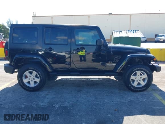 ✅ 2018 Jeep Wrangler Unlimited Sahara • VIN: 1C4BJWEG8JL913796 • Lot: 43761643. Wystawiony na IAAI z przebiegiem 92 232 mil. Bezpłatny archiwum sprzedaży aukcyjnych z USA i szczegółowy raport historii pojazdu na DreamBid. Zdjęcie 13.