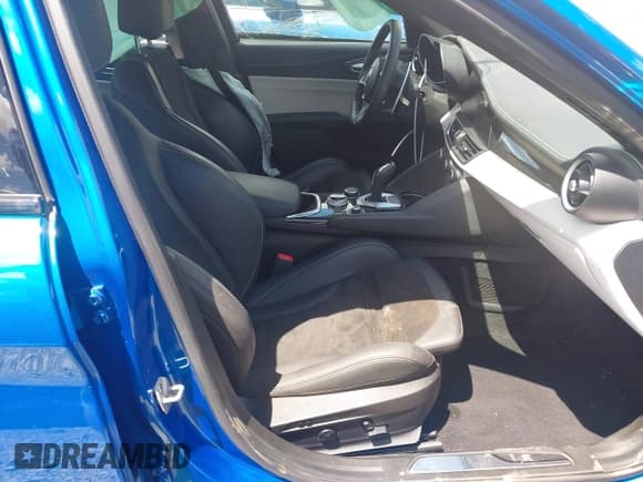 ✅ 2021 Alfa Romeo Giulia Quadrifoglio • VIN: ZARFAMEV1M7648209 • Lot: 42241740. Wystawiony na IAAI z przebiegiem 48 850 mil. Bezpłatny archiwum sprzedaży aukcyjnych z USA i szczegółowy raport historii pojazdu na DreamBid. Zdjęcie 5.