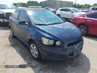 2015 Chevrolet Sonic LS z VIN 1G1JA5SHXF4135949, wystawiony jako IAAI lot #43091003 z przebiegiem 201 498 mil mil oraz . Historia ofert i sprzedaży dostępna na DreamBid. Obrazek 1.