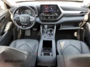 ✅ 2020 Toyota Highlander Hybrid LE • VIN: 5TDBBRCH0LS513064 • Lot: 71223885. Wystawiony na Copart z przebiegiem 128 059 mil. Bezpłatny archiwum sprzedaży aukcyjnych z USA i szczegółowy raport historii pojazdu na DreamBid. Zdjęcie 8.