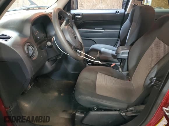 ✅ 2015 Jeep Patriot Sport • VIN: 1C4NJPBB5FD318983 • Lot: 93026455. Wystawiony na Copart z przebiegiem 170 927 mil. Bezpłatny archiwum sprzedaży aukcyjnych z USA i szczegółowy raport historii pojazdu na DreamBid. Zdjęcie 7.