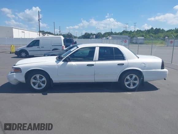 ✅ 2009 Ford Police Interceptor • VIN: 2FAHP71V69X125798 • Lot: 43411351. Wystawiony na IAAI z przebiegiem 131 311 mil. Bezpłatny archiwum sprzedaży aukcyjnych z USA i szczegółowy raport historii pojazdu na DreamBid. Zdjęcie 14.