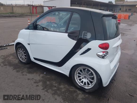 ✅ 2014 Smart fortwo Passion • VIN: WMEEJ9AA9EK729643 • Lot: 43795394. Listed on IAAI with 47,527 mi. Free auction sales archive from the USA and detailed vehicle history report at DreamBid. Image 3.