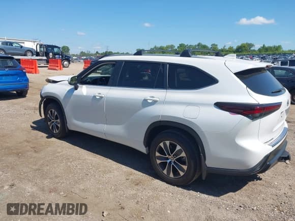 ✅ 2024 Toyota Highlander LE • VIN: 5TDKDRBHXRS565032 • Lot: 42600306. Wystawiony na IAAI z przebiegiem 21 717 mil. Bezpłatny archiwum sprzedaży aukcyjnych z USA i szczegółowy raport historii pojazdu na DreamBid. Zdjęcie 3.