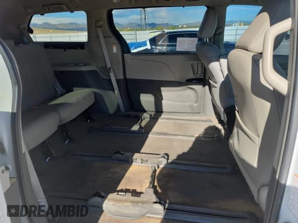 ✅ 2017 Toyota Sienna XLE • VIN: 5TDDZ3DC6HS173396 • Lot: 82459485. Wystawiony na Copart z przebiegiem 238 324 mil. Bezpłatny archiwum sprzedaży aukcyjnych z USA i szczegółowy raport historii pojazdu na DreamBid. Zdjęcie 11.