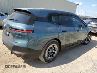 ✅ 2022 BMW iX xDrive50 • VIN: WB523CF00NCK51515 • Lot: 62870593. Wystawiony na Copart z przebiegiem 3 239 mil. Bezpłatny archiwum sprzedaży aukcyjnych z USA i szczegółowy raport historii pojazdu na DreamBid. Zdjęcie 3.