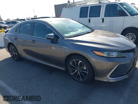 ✅ 2021 Toyota Camry Hybrid LE • VIN: 4T1C31AK8MU548512 • Лот: 43508019. Опубликован ранее на IAAI с пробегом 56 771 миль. Бесплатный доступ к архиву аукционных продаж из США и подробный отчёт об истории автомобиля на DreamBid. Изображение 1.