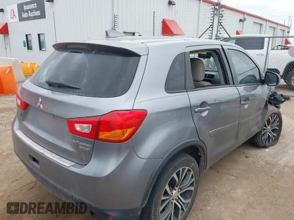 ✅ 2017 Mitsubishi Outlander ES • VIN: JA4AP3AU8HZ003359 • Лот: 42386328. Опубликован ранее на IAAI с пробегом 204 839 миль. Бесплатный доступ к архиву аукционных продаж из США и подробный отчёт об истории автомобиля на DreamBid. Изображение 4.