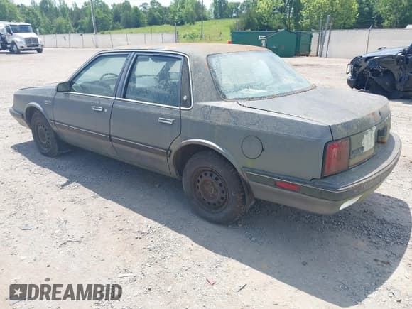 ✅ 1989 Oldsmobile Cutlass Ciera • VIN: 2G3AJ51NXK2439345 • Lot: 42128301. Wystawiony na IAAI z przebiegiem 241 434 mil. Bezpłatny archiwum sprzedaży aukcyjnych z USA i szczegółowy raport historii pojazdu na DreamBid. Zdjęcie 3.