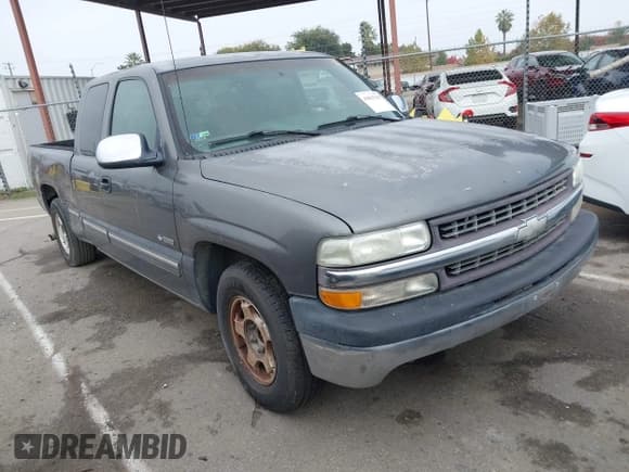 ✅ 2000 Chevrolet Silverado 1500 LS • VIN: 2GCEC19T5Y1122725 • Лот: 43815165. Опубликован ранее на IAAI с пробегом 352 070 миль. Бесплатный доступ к архиву аукционных продаж из США и подробный отчёт об истории автомобиля на DreamBid. Изображение 1.