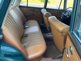 ✅ 1967 Mercedes-Benz 200 • VIN: 11011010317685 • Lot: 89911675. Wystawiony na Copart z przebiegiem 88 540 mil. Bezpłatny archiwum sprzedaży aukcyjnych z USA i szczegółowy raport historii pojazdu na DreamBid. Zdjęcie 6.