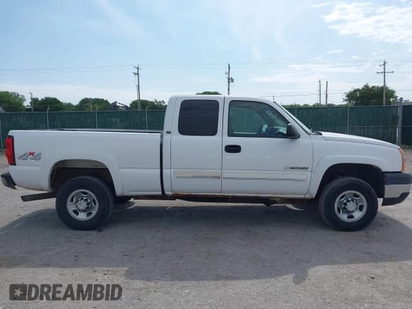 ✅ 2006 Chevrolet Silverado 2500HD LT2 • VIN: 1GCHK29UX6E262621 • Lot: 42322189. Wystawiony na IAAI z przebiegiem 233 221 mil. Bezpłatny archiwum sprzedaży aukcyjnych z USA i szczegółowy raport historii pojazdu na DreamBid. Zdjęcie 13.