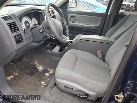 2005 Dodge Dakota SLT z VIN 1D7HE48K25S298652, wystawiony jako Copart lot #76132854 z przebiegiem 149 780 mil mil oraz Czysty tytuł • Clean title. Historia ofert i sprzedaży dostępna na DreamBid. Obrazek 7.