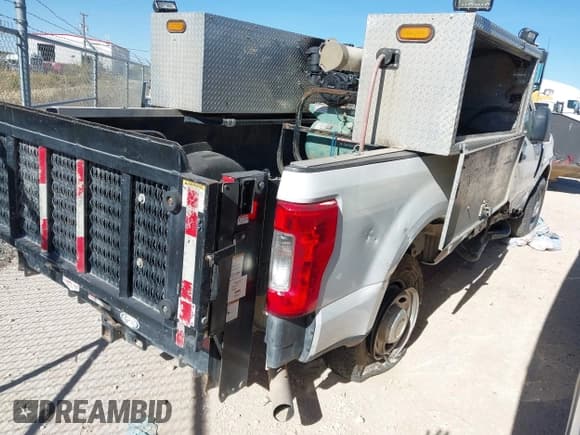 ✅ 2019 Ford F-250 XL • VIN: 1FTBF2A67KED13428 • Lot: 43662167. Wystawiony na IAAI z przebiegiem 199 623 mil. Bezpłatny archiwum sprzedaży aukcyjnych z USA i szczegółowy raport historii pojazdu na DreamBid. Zdjęcie 4.